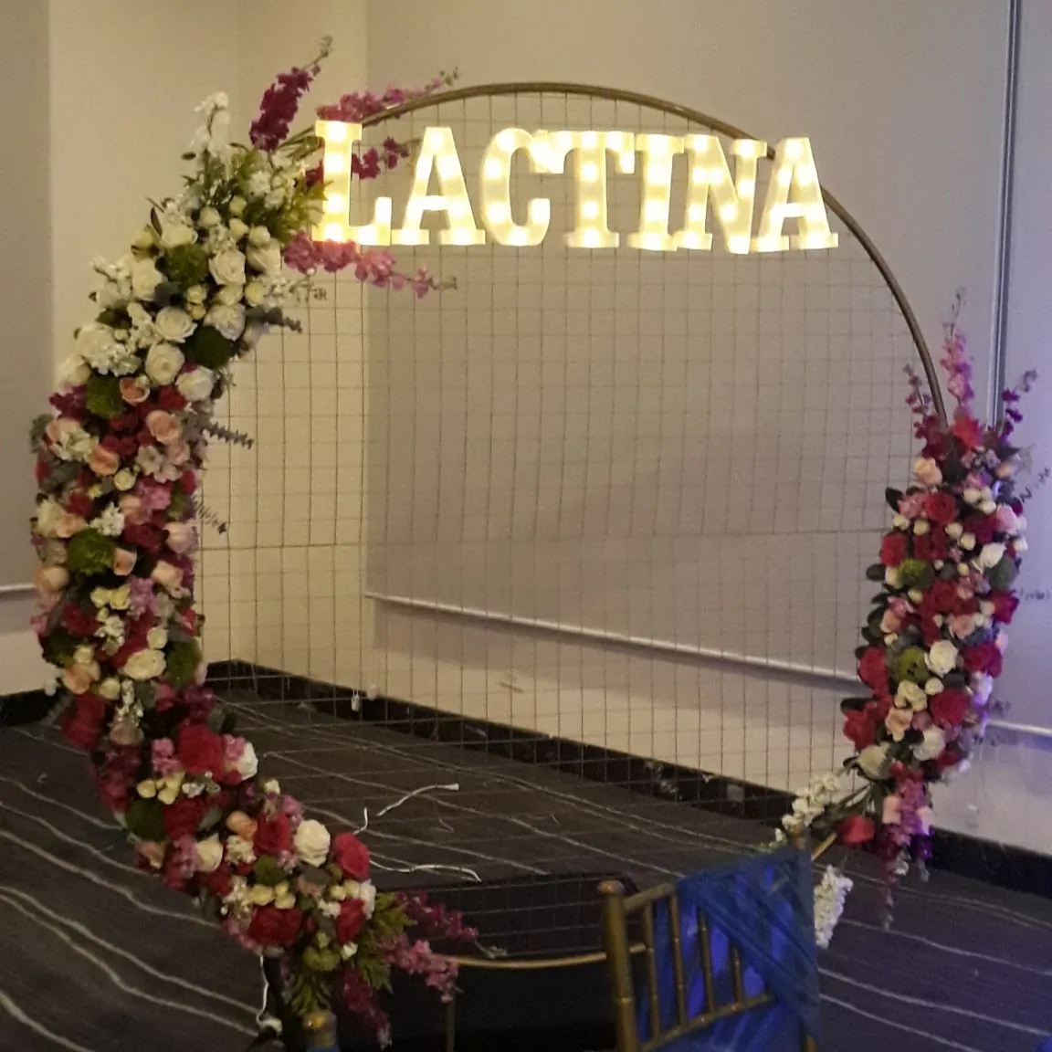Aro floral corporativo