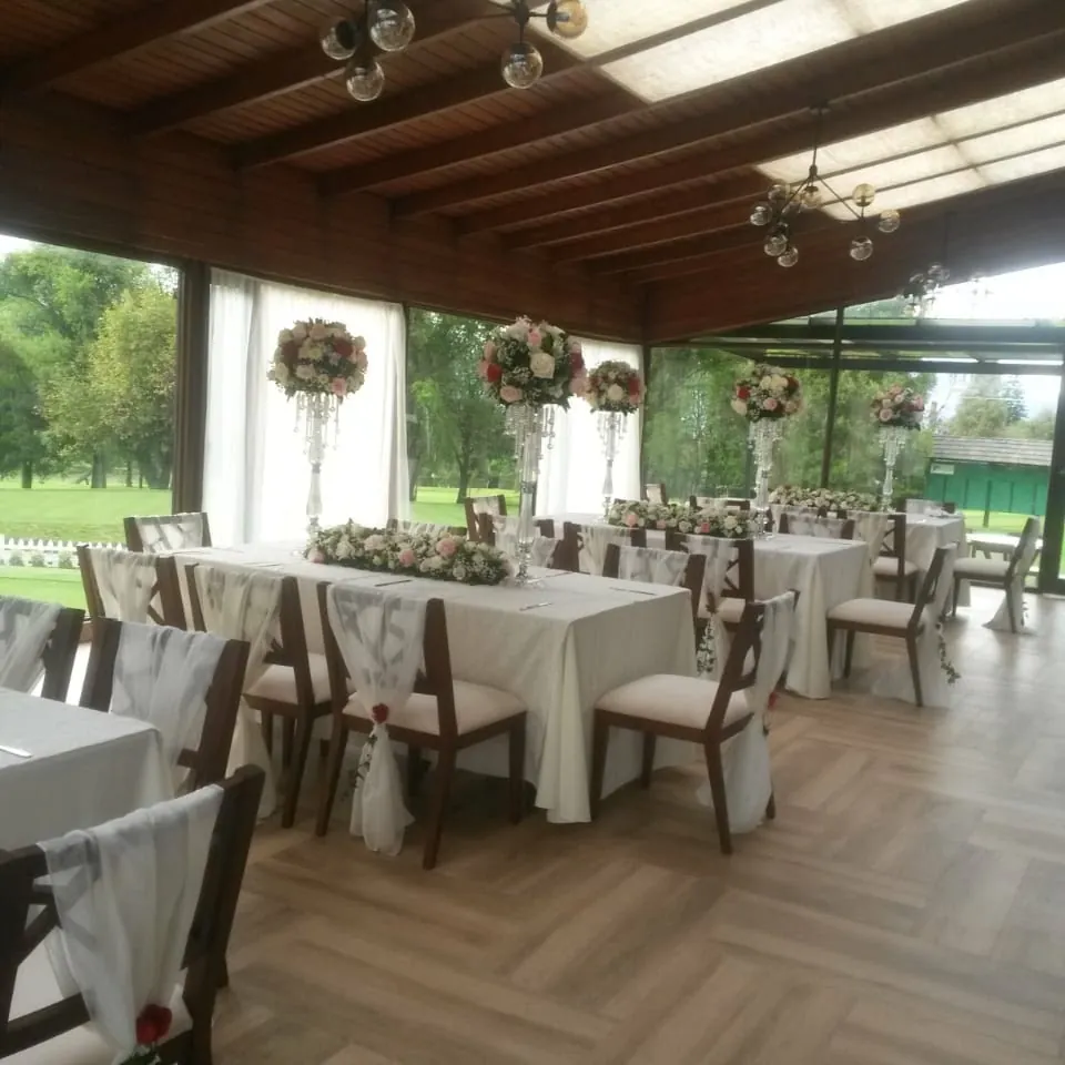Salón con vista al jardín