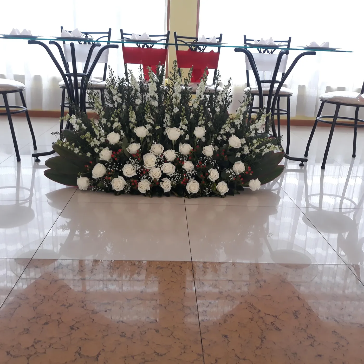 Tapete de rosas blancas